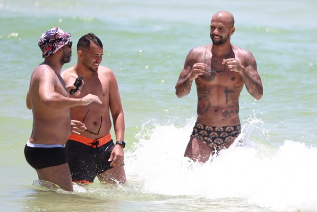 Felipe Melo curte dia de praia no Rio ao lado da mulher ...