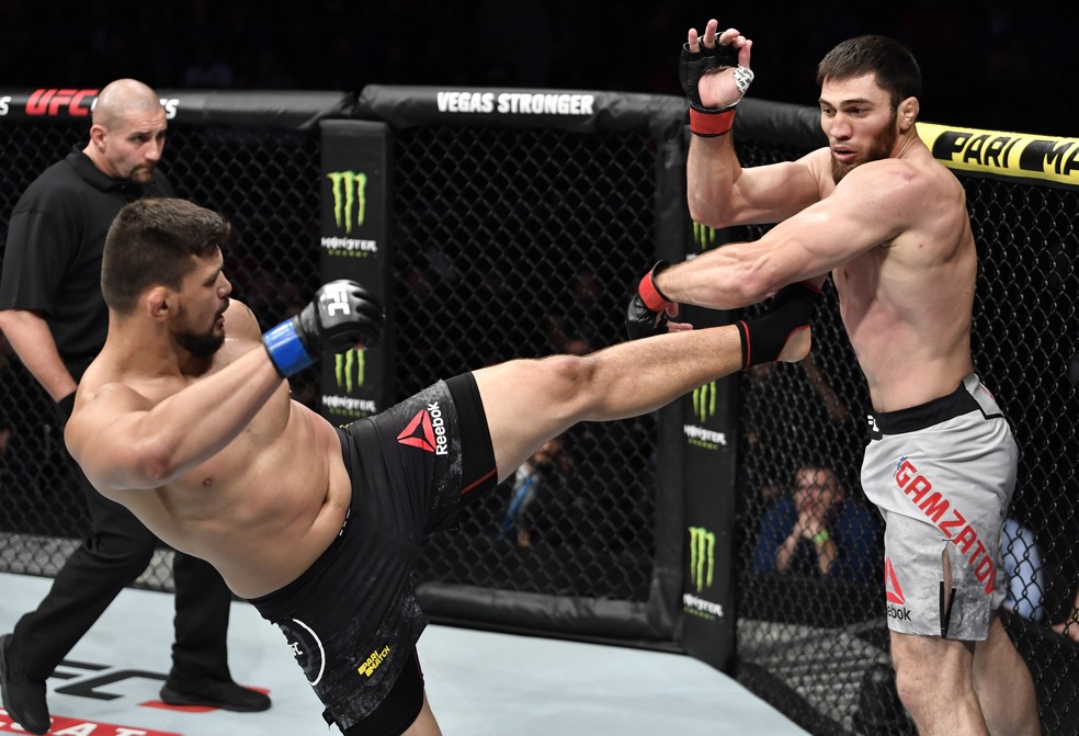 Shamil Gamzatov tenta defender o chute aplicado por Klidson Abreu — Foto: Getty Images