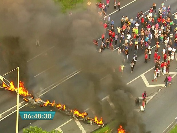 Manifestantes fecham a Anchieta em protesto contra PEC dos gastos públicos (Foto: Reprodução/TV Globo)