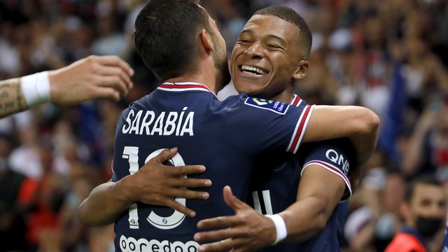 Mbappé celebra com Sarabia o quarto gol do PSG na vitória deste sábado