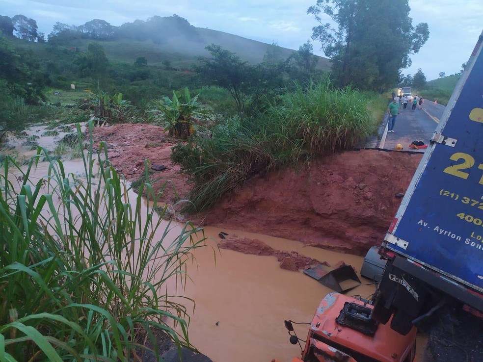 Uma pessoa está desaparecida após cair em cratera na MG-133 em Tabuleiro — Foto: Corpo de Bombeiros/Divulgação