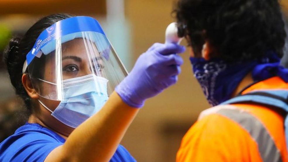 Teste de temperatura, uma das medidas usadas para checar indicadores do novo coronavírus — Foto: Getty via BBC