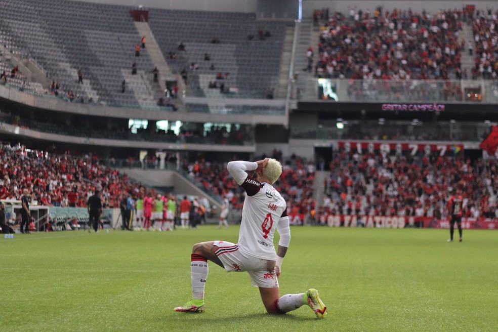 Gabigol comemora com a mão no ouvido em Athletico x Flamengo — Foto: Joao Vitor Rezende Borba/AGIF