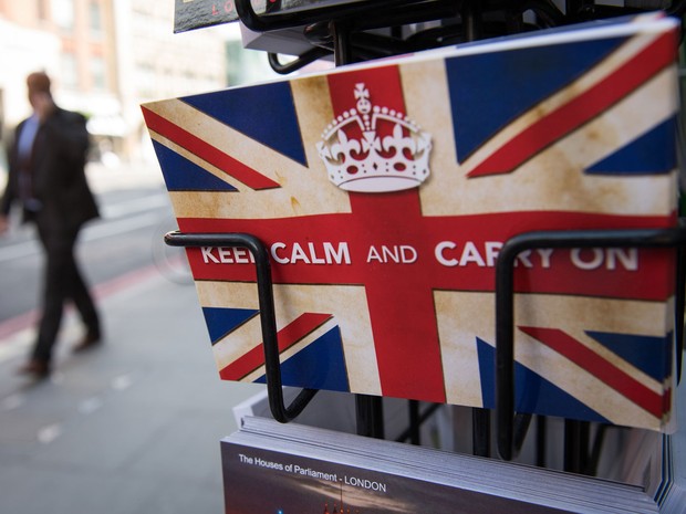 Cartão postal com o slogan "Siga em frente" é encontrado em banca de jornal em Londres  (Foto: Leon Neal/AFP)