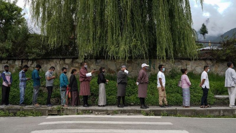 BBC Pessoas fazem fila para receber vacina contra covid na capital Thimpu (Foto: Getty Images via BBC)