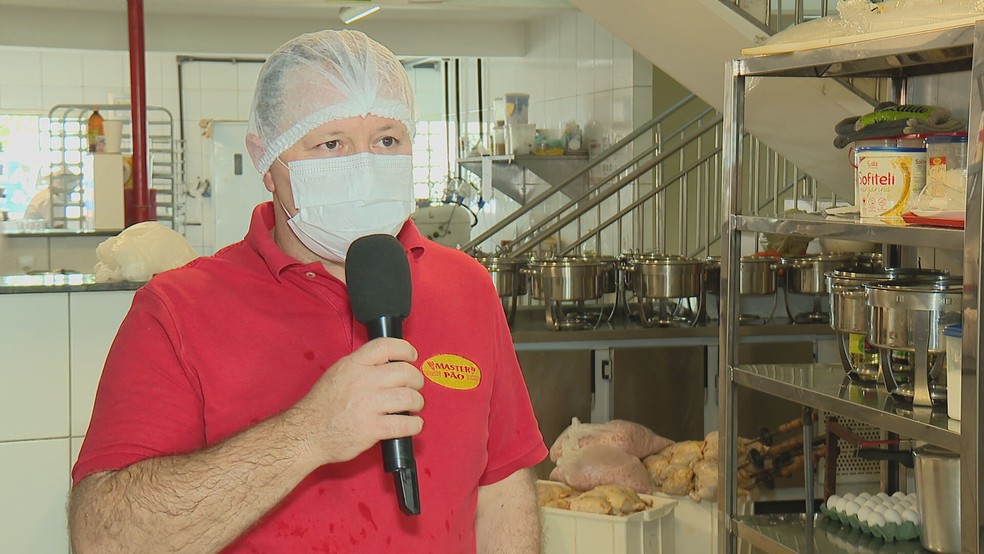 Anísio Borba dos Santos, dono de uma padaria em Águas Claras, teve prejuízos com as quedas de energia — Foto: TV Globo/Reprodução