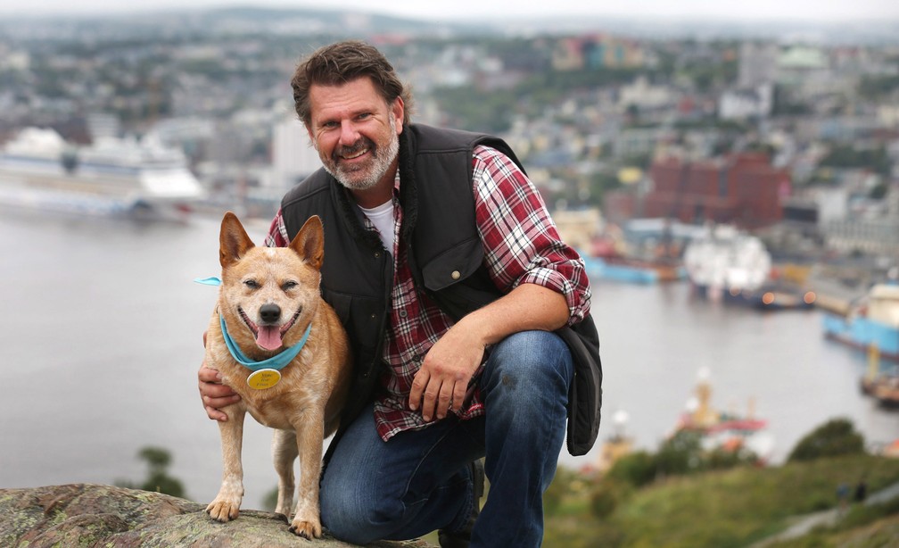 O cão Finn e seu dono, Glenn Redmond (Foto: Paul Daly/The Canadian Press via AP)