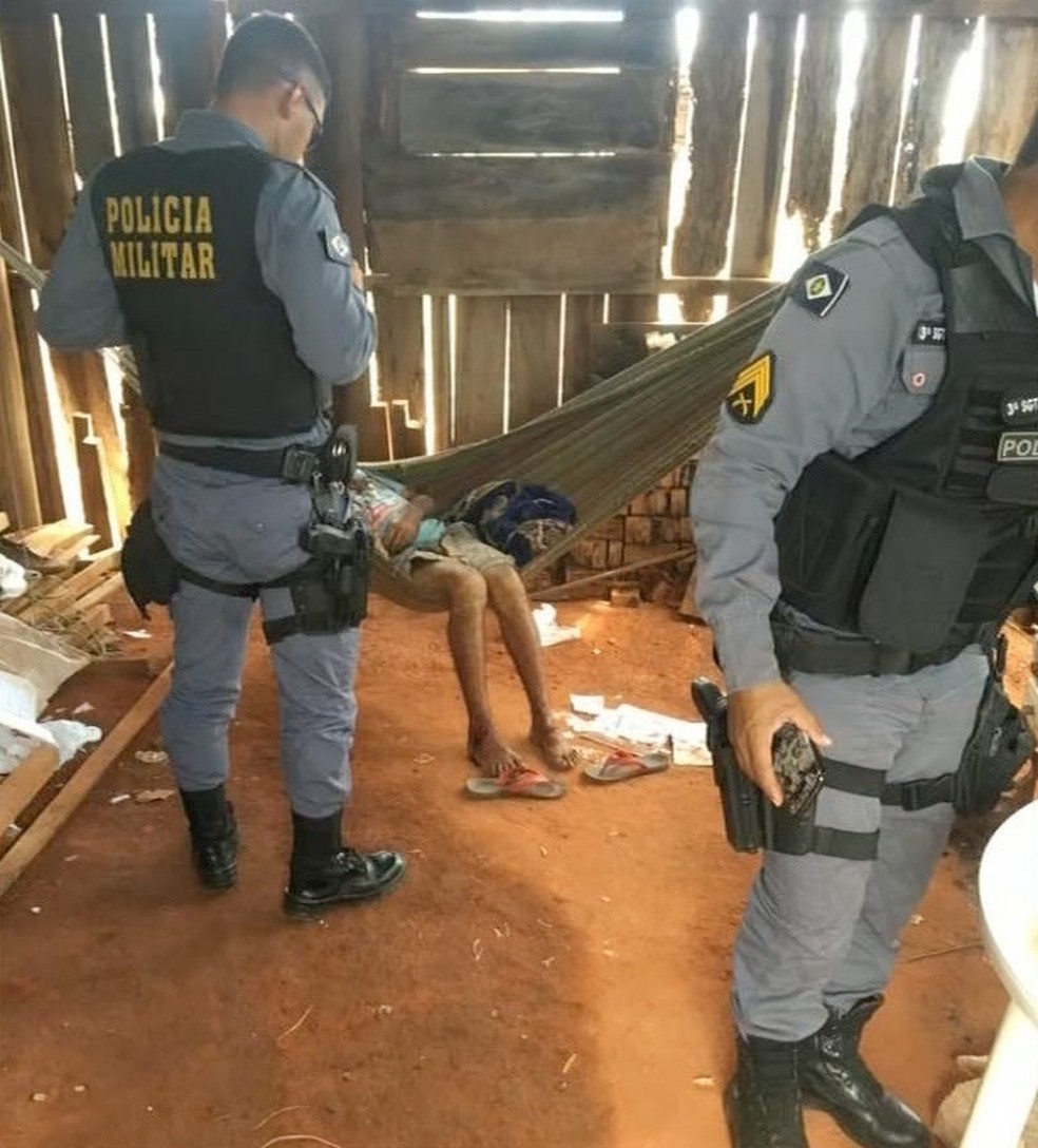Polícia foi até o local e encontrou a vítima com perfurações pelo corpo — Foto: TVCA/Reprodução
