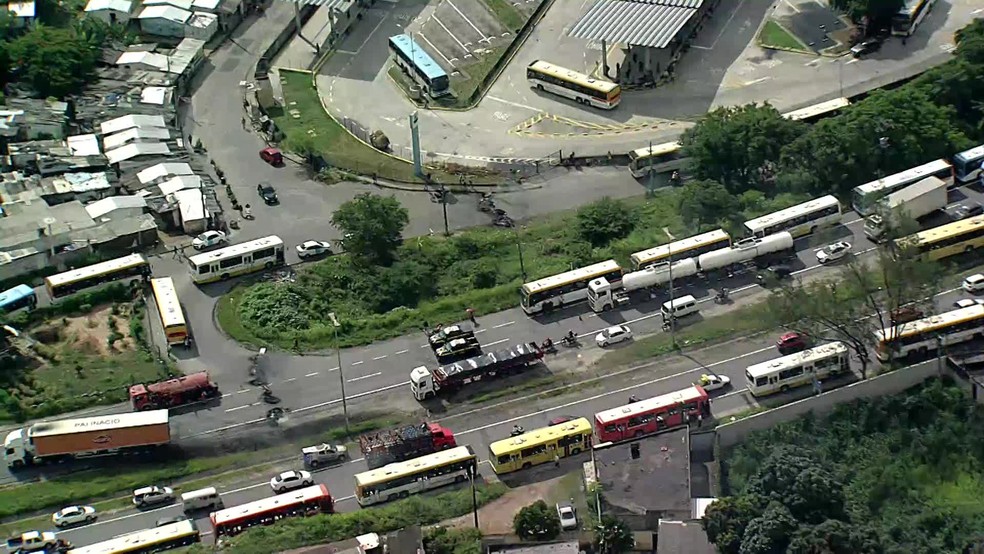 Protesto bloqueou a BR-101 e impediu aceso ao TI do Barro, na Zona Oeste do Recife, nesta segunda-feira (21) — Foto: Reprodução/TV Globo