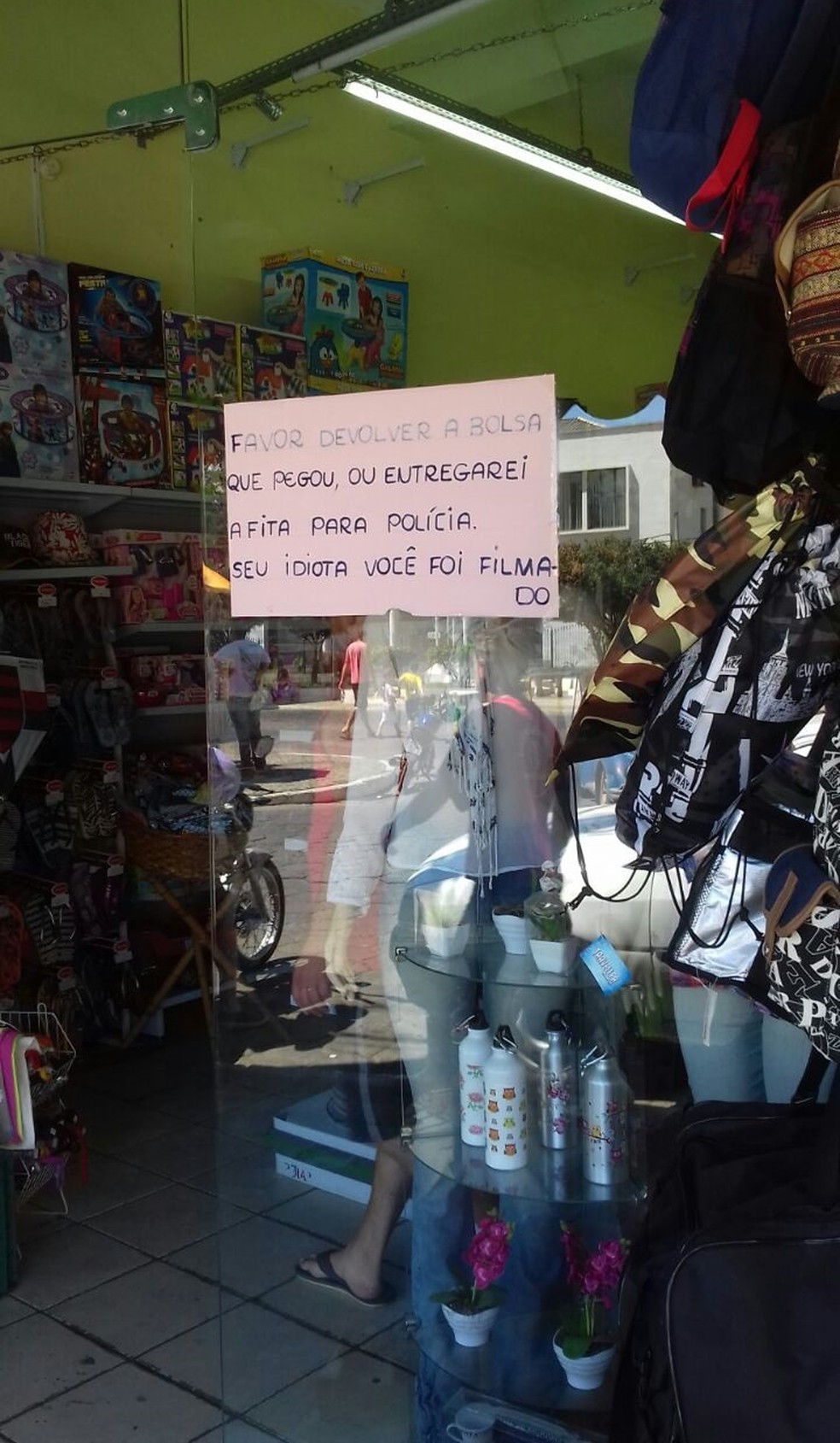 Cartaz zomba ladr&atilde;o e amea&ccedil;a entregar v&iacute;deo &agrave; pol&iacute;cia (Foto: Darlene Braga/Arquivo Pessoal)