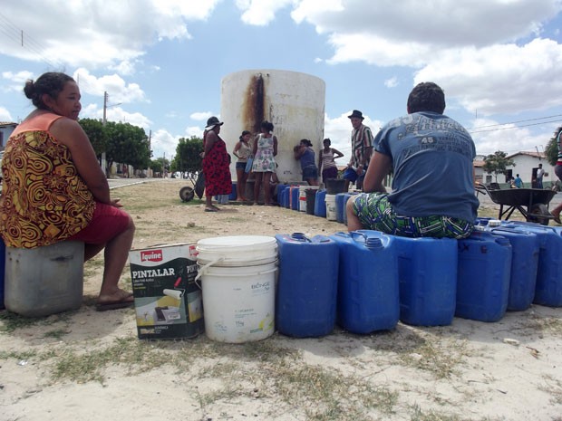 Moradores de Ipueira, no Seridó potiguar, precisam fazer fila para conseguir água  (Foto: Anderson Barbosa/G1)