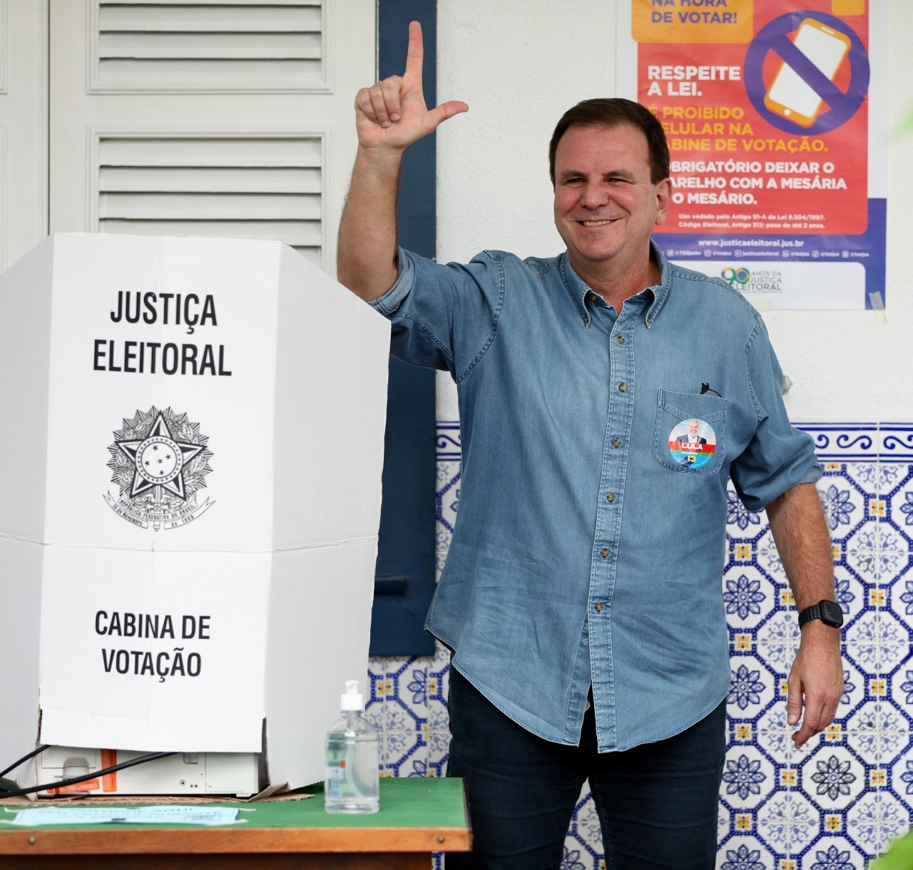 O prefeito do Rio, Eduardo Paes, ao votar neste segundo turno — Foto: Beth Santos /Prefeitura