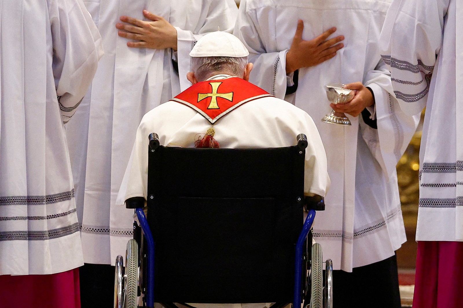 Papa Francisco participa do funeral do ex-secretário de Estado do Vaticano, Cardeal Angelo Sodano, na Basílica de São Pedro, no Vaticano — Foto: GUGLIELMO MANGIAPANE / REUTERS
