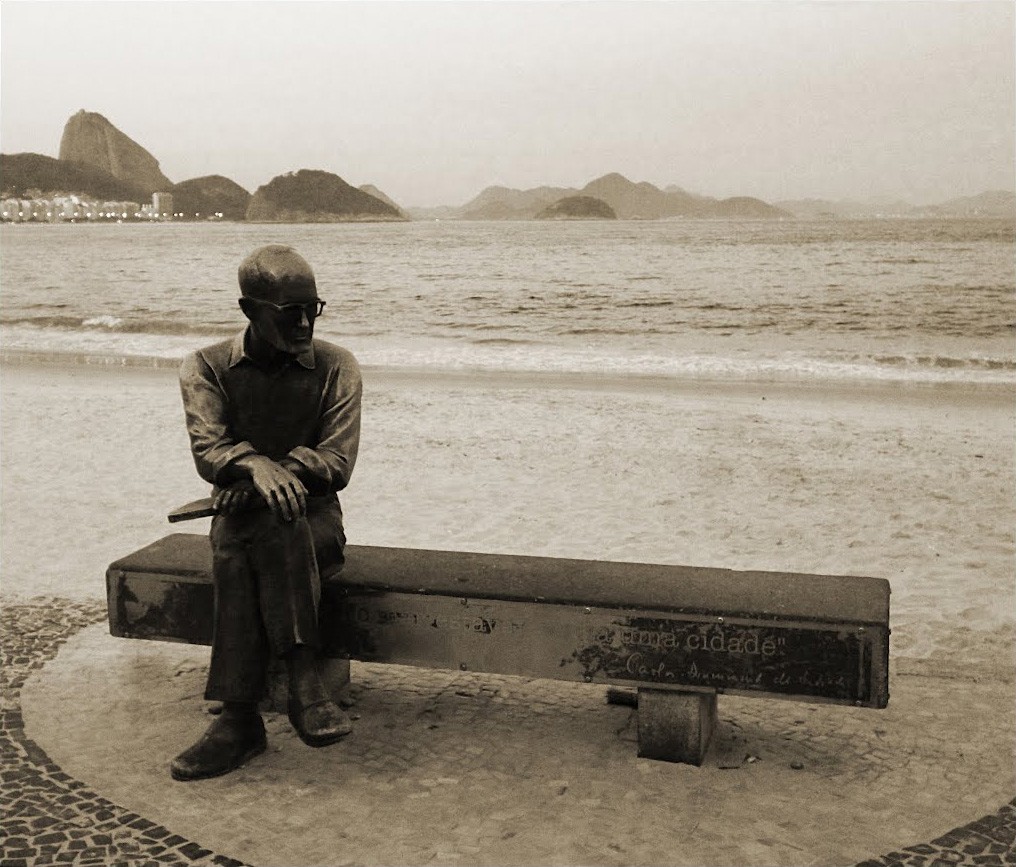 Estátua de Carlos Drummond de Andrade no Rio de Janeiro (Foto: Okitron/Wikimedia Commons)