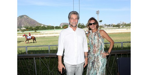 O fotógrafo e empresário João de Orleans e Bragança com a esposa e artista Claudia Melli (Foto: Reginaldo Teixeira)