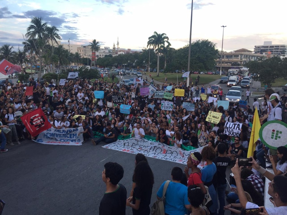 Estudantes fecham a subida da ponte Feliciano SodrÃ©, em Cabo Frio â€” Foto: Rodolpho Campbell / Arquivo Pessoal