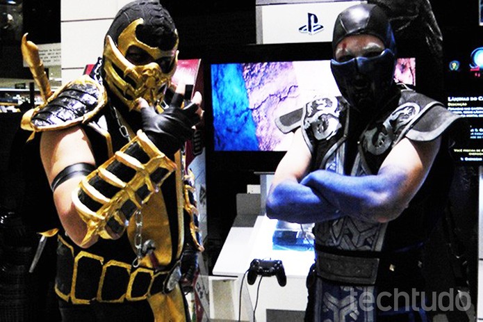 Cosplayers posavam para fotos no lançamento de Mortal Kombat X (Foto: Monique Alves/TechTudo)