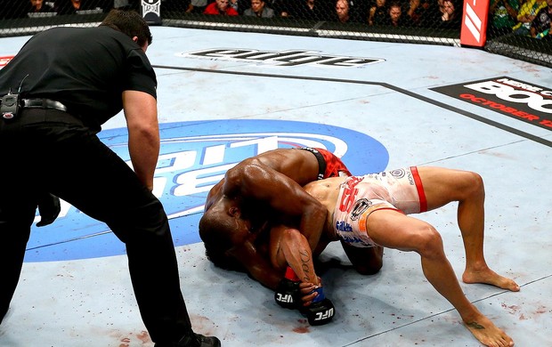 UFC 152 JOn jones e vitor belfort (Foto: Agência Getty Images)