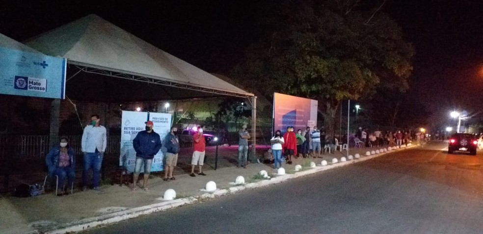 Moradores madrugaram para ficar na fila no Centro de Triagem da Covid-19 de Cuiabá — Foto: TV Centro América