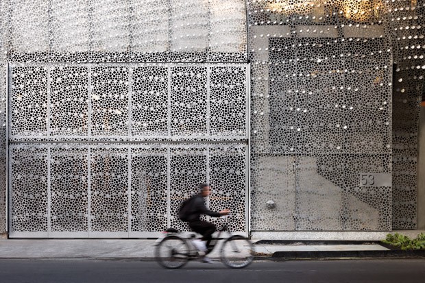 Aço carbono perfurado transforma fachada de edifício em escultura (Foto: Divulgação)