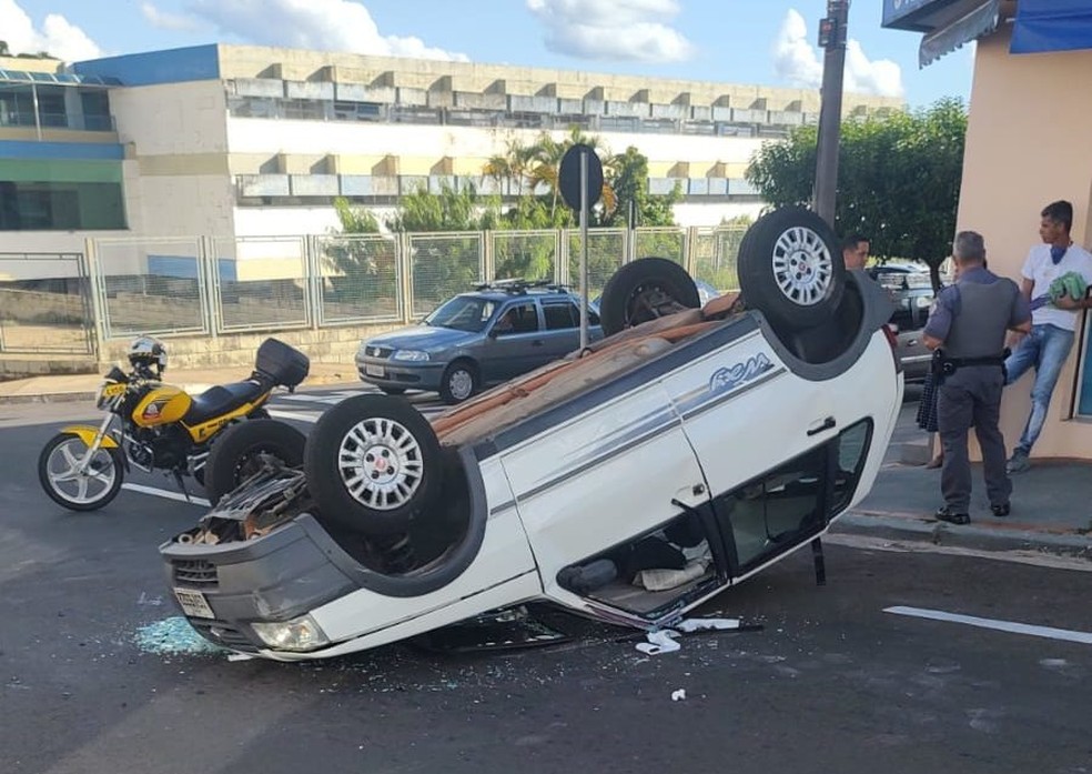 Carro com criança dentro capota após acidente no centro de Marília — Foto: Marília Notícia/Divulgação