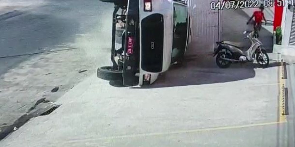 Caminhão perdeu o controle e capotou em cima de pedestre em Rio Branco — Foto: Arquivo pessoal 