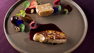 L’Etoile: Duo de Foie Gras com mel, avelãs crocantes, frutas vermelhas e foie rôtie, por R$ 105 — Foto: Divulgação