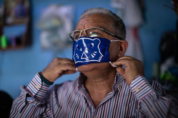 Mexicano prova uma das máscaras produzidas por lutadores de lucha libre (Foto: Getty Images)