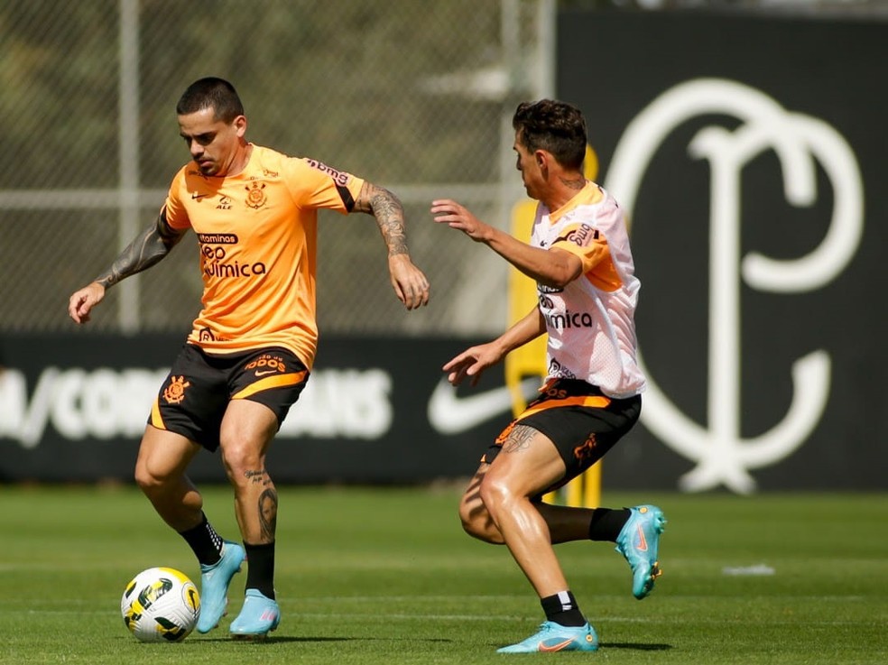 Fagner e Mateus Vital em treino do Corinthians — Foto: Rodrigo Coca / Ag.Corinthians