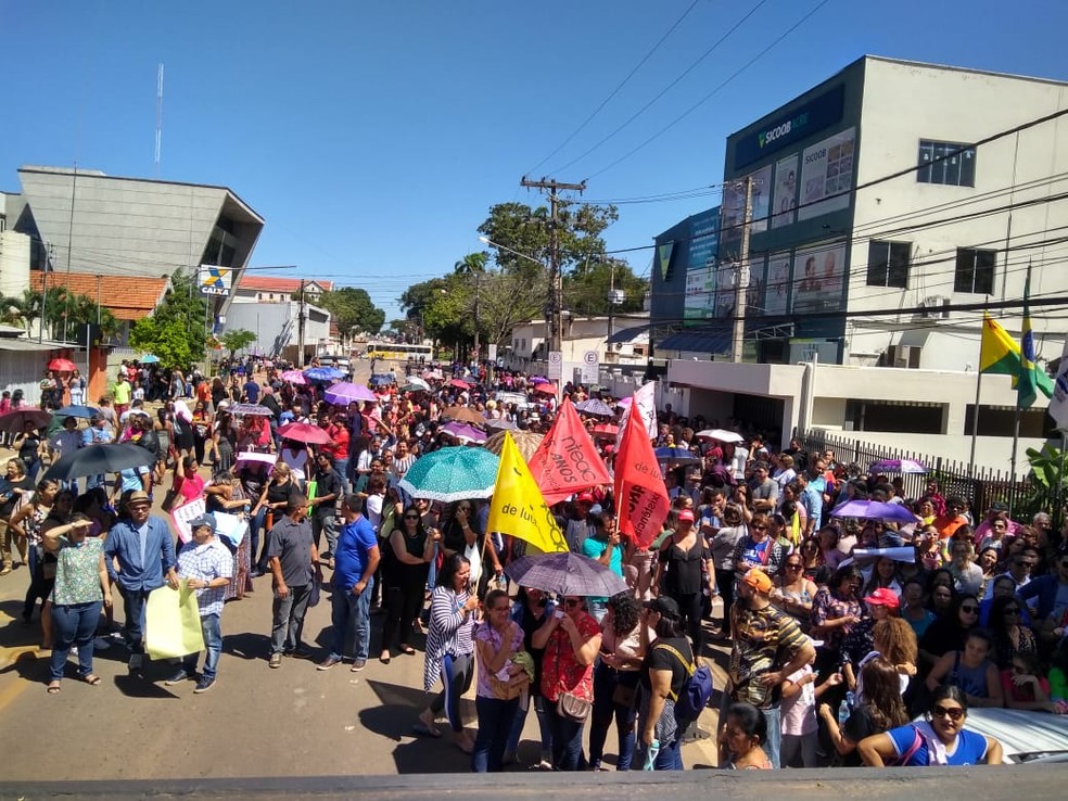 Professores de escolas públicas municipais e estaduais também fizeram protesto em Rio Branco  — Foto: Alcinete Gadelha/G1