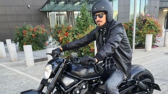Ibrahimović curte passeio de Harley-Davidson com motor feito pela Porsche