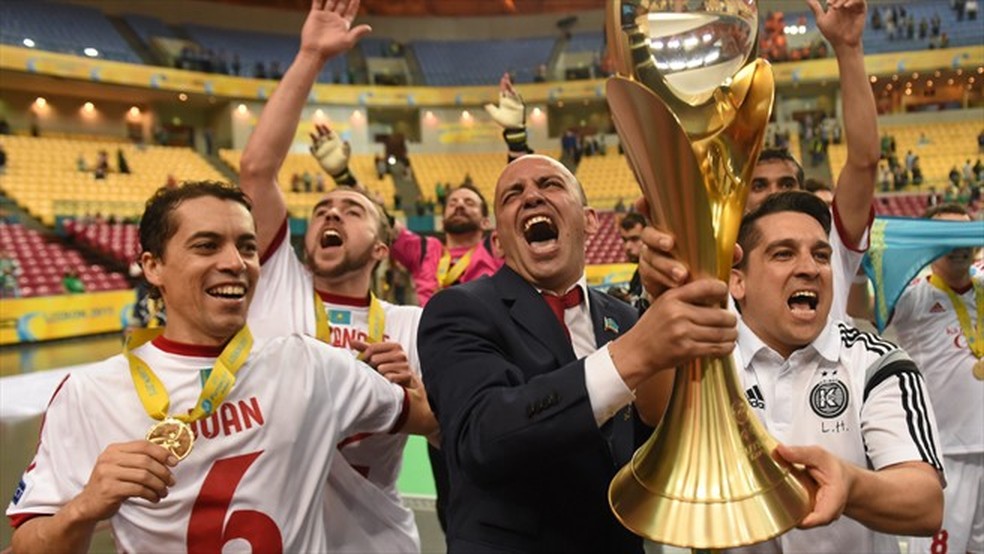Cacau levanta trofÃ©u de campeÃ£o pelo Kairat ao lado do tambÃ©m potiguar Joan (Foto: Sportsfile/Uefa)