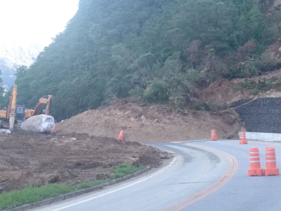 Rodovia Mogi-Bertioga continua totalmente bloqueada (Foto: Divulgação/Polícia Rodoviária)