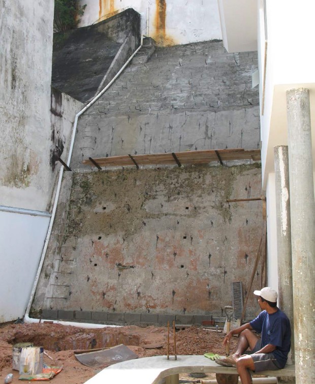 O primeiro passo foi impermeabilizar o paredão de 8 m de altura (Foto: Casa e Jardim)