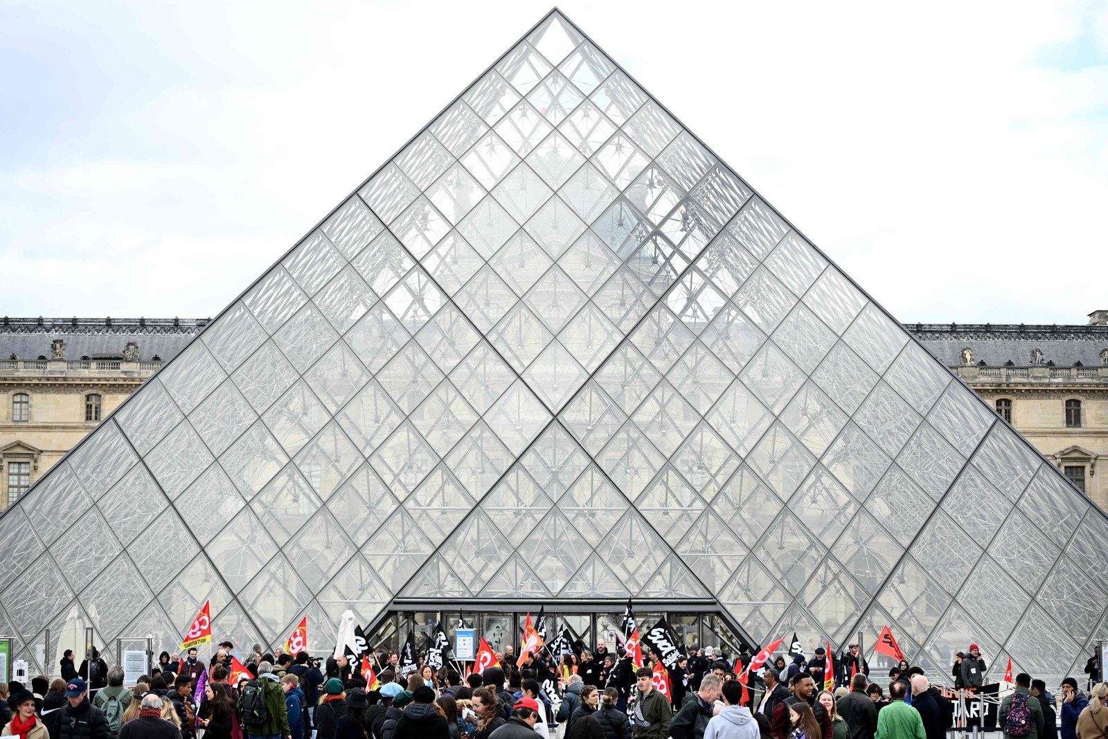 Trabalhadores ocupam entrada do icônico Museu do Louvre, em Paris, contra a reforma da previdência aprovada por meio de manobra para driblar votação no parlamento — Foto: CHRISTOPHE ARCHAMBAULT/AFP