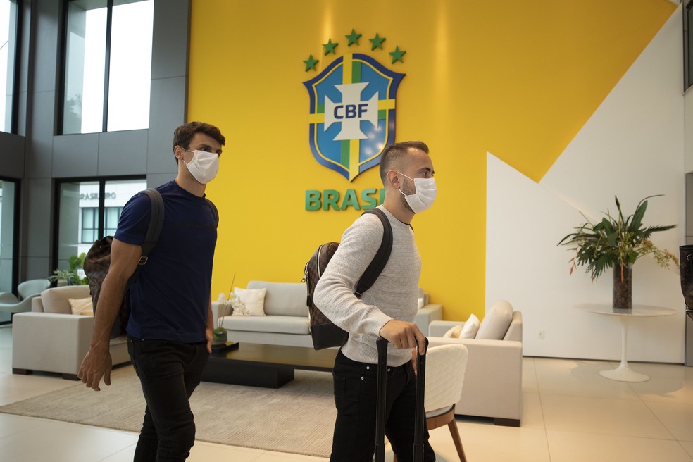 Rodrigo Caio e Everton Ribeiro na chegada à Granja Comary  — Foto: Lucas Figueiredo/CBF 