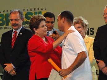 Presidente Dilma Rousseff entrega diploma a aluno do Pronatec em Belo Horizonte (Foto: Pedro Ângelo / G1)