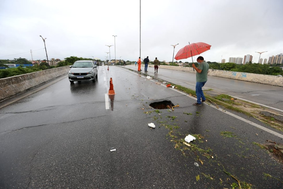 Cratera na pista causa interdição de viaduto em Fortaleza. — Foto: Fabiane de Paula/ SVM