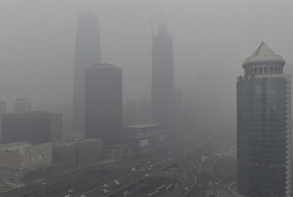 Nuvens de fumaÃ§a de poluiÃ§Ã£o sÃ£o vistas perto da ponte Guomao, na Ã¡rea comercial de Pequim, na China, apÃ³s a cidade emitir 'alerta vermelho' para a poluiÃ§Ã£o â Foto: Reuters