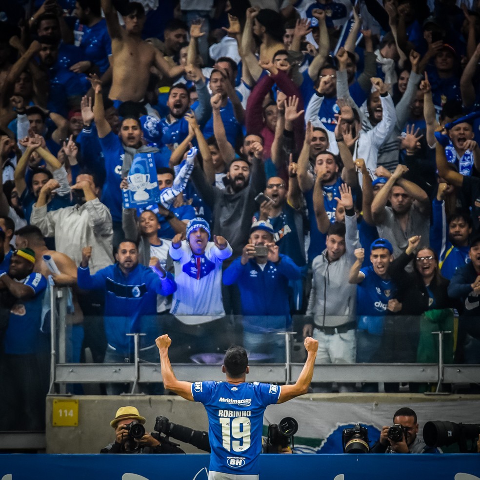 O torcedor do Cruzeiro fez a festa com a vitória maiúscula sobre o rival Atlético-MG — Foto: Douglas Magno/BP Filmes