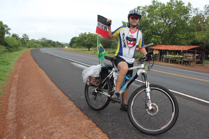 Torcedor faz 160km de bike por time no estadual (Foto: Renan Morais)