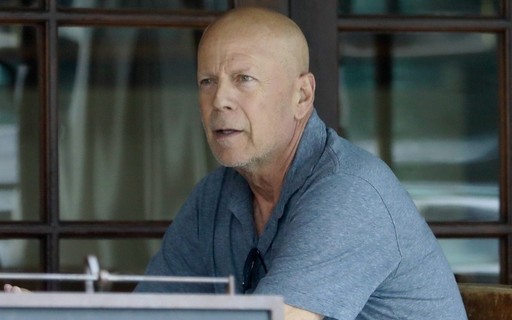 Bruce Willis é fotografado pela primeira vez após anúncio de doença e aposentadoria