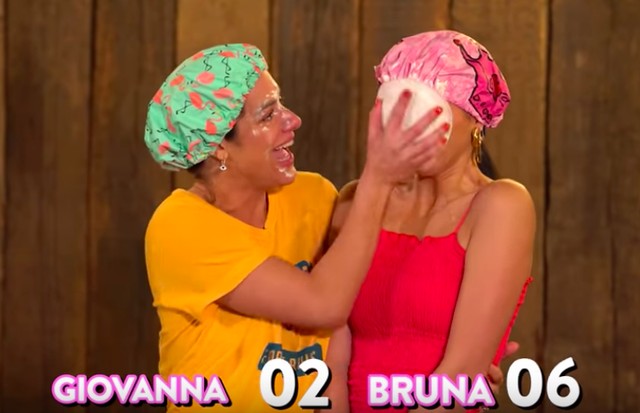 Gio Ewbank e Bruna Marquezine se divertem com torta na cara (Foto: Reprodução/Instagram)