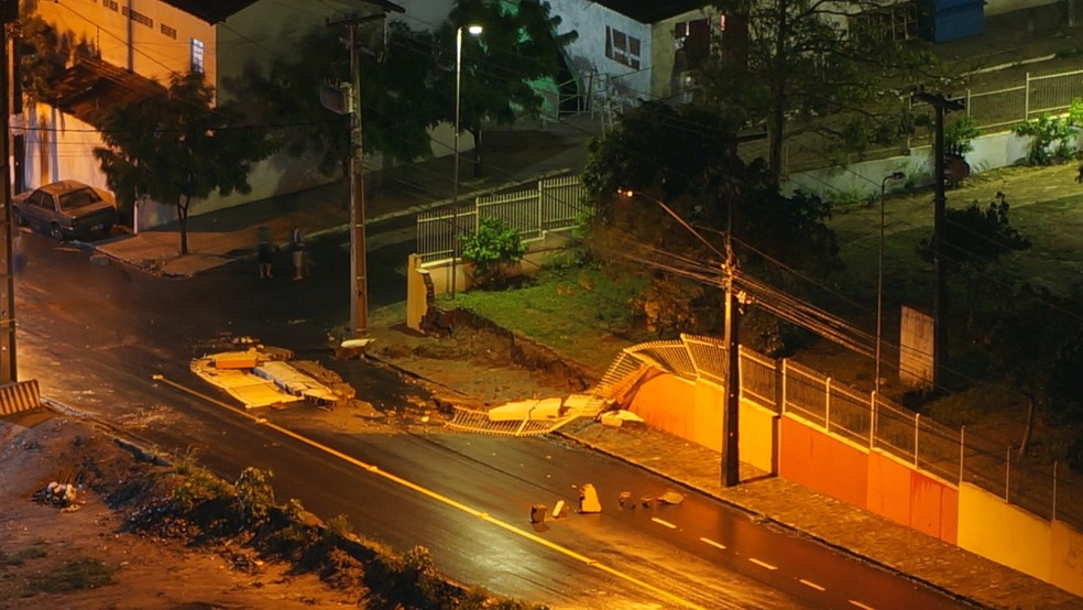 Muro da escola Monte Carmelo foi derrubado pelas chuvas, em Campina Grande. (Foto: Diego Rhamon/Arquivo Pessoal)