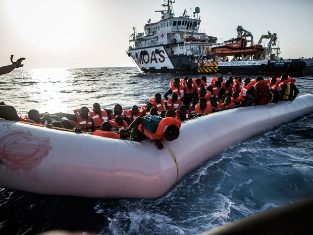 Mais de 120 migrantes foram resgatados na noite passada de embarcações frágeis e abarrotadas que estavam à deriva no Mediterrâneo (Foto: Manu Brabo/AP) Mais de 120 migrantes foram resgatados na noite passada de embarcações frágeis e abarrotadas que estavam à deriva no Mediterrâneo (Foto: Manu Brabo/AP)