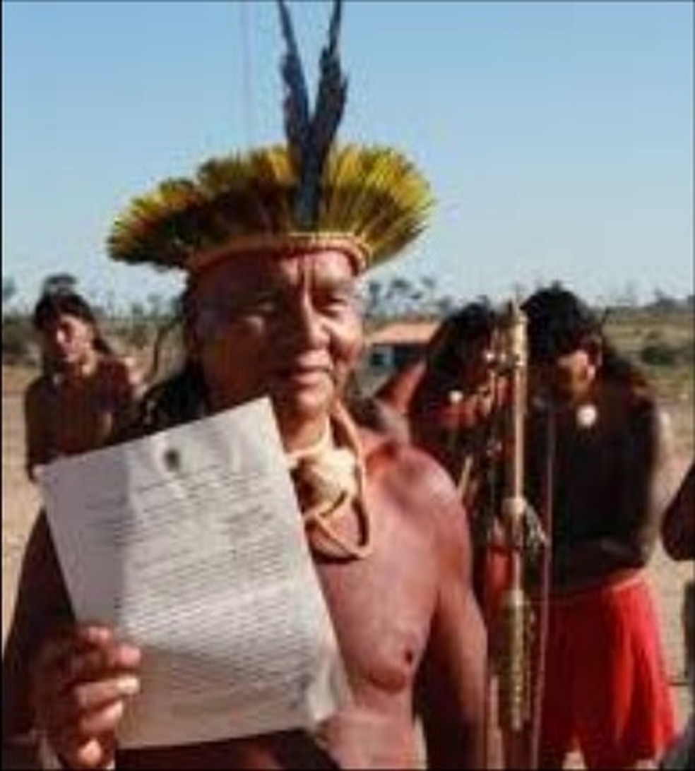 Dami&atilde;o comemorando em 1998 com o documento de homologa&ccedil;&atilde;o da TI Marawats&eacute;de &mdash; Foto: Acervo da OPAN