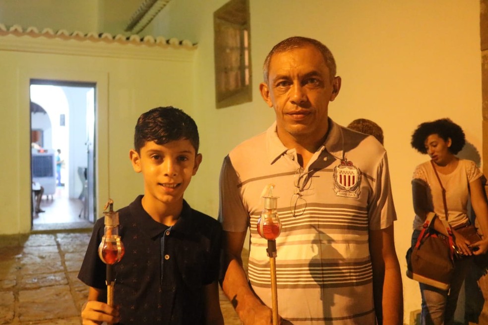 Ribamar Maia, 50 anos, desde criança participa da Procissão do Fogaréu pela tradição — Foto: Lucas Marreiros/G1 PI