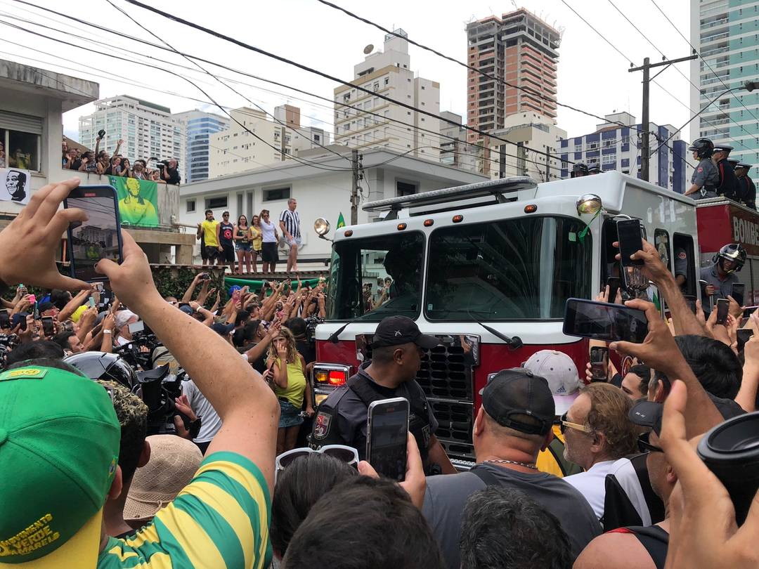 CaixÃ£o de PelÃ© chega Ã  casa da mÃ£e dele, Dona Celeste, nesta terÃ§a-feira (3) em Santos, no litoral de SP.