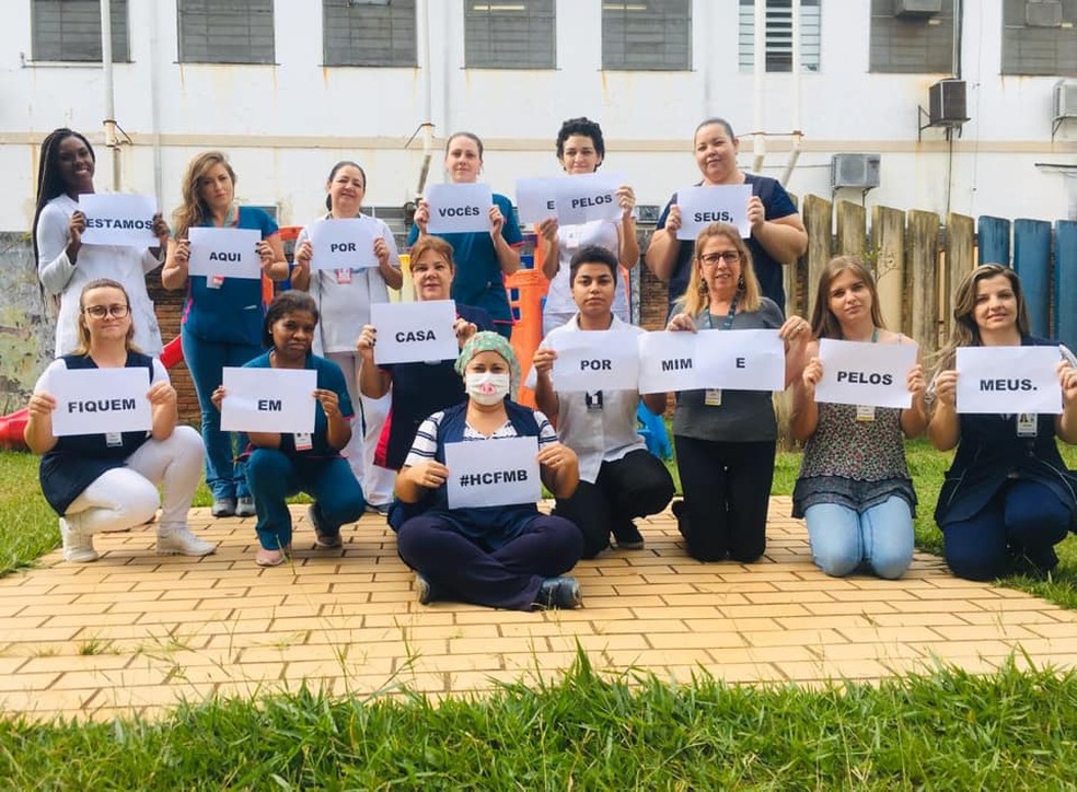 Funcionários de várias áreas tiraram fotos segurando cartazes com o apelo, em Botucatu — Foto: HCFMB/Divulgação