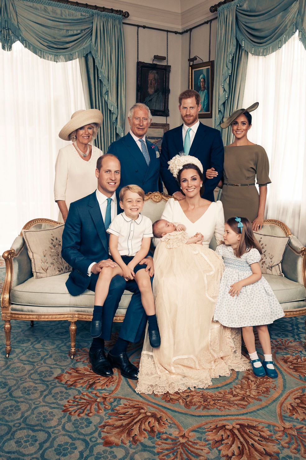 Duque e duquesa de Cambridge posam para foto com seus três filhos, príncipe Charles e Camilla, príncipe Harry e Meghan (Foto: Matt Holyoak/Camera Press/Duke and Duchess of Cambridge via AP)